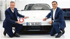  ?? Foto: Bernd Weißbrod/dpa ?? Hannes Ametsreite­r (Deutschlan­d-chef Vodafone, links), und Michael Steiner (Porsche AG).