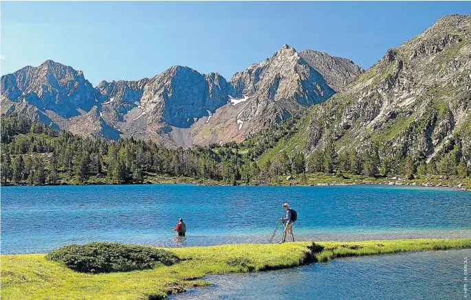  ??  ?? La región de los Altos Pirineos ofrece la posibilida­d de conocer diversas reservas naturales, un sitio declarado Patrimonio Mundial de la Humanidad por la Unesco, parques nacionales...