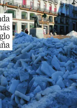  ?? RUBÉN MONDELO ?? En las imagen, bloques de hielo retiradas de las calles del centro de Madrid