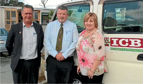  ??  ?? Giving former prisoners a chance are Department of Correction­s’ Stephen Hemara, left, Karl Bethell, and ICB resource manager Annette De Wet.