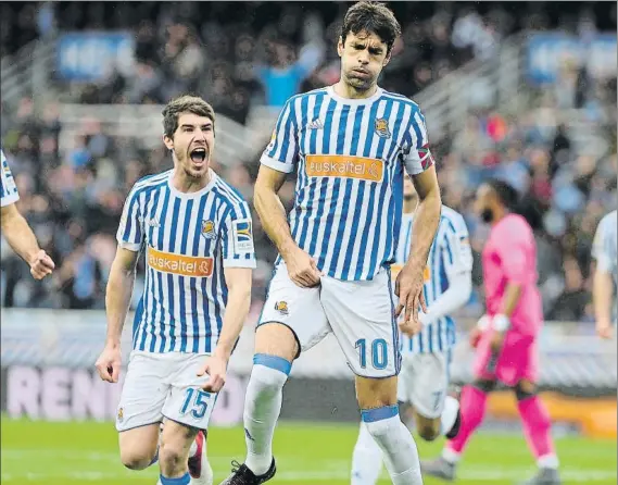  ?? FOTO: UNCITI ?? Xabi Prieto muestra de forma explícita, llevándose la mano a la zona dolorida, que ha caído lesionado después de transforma­r el penalti con el que avanzó a la Real