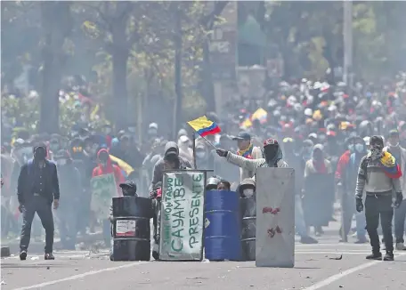  ?? ?? Grupo de indígenas que encabeza la protesta en Quito, capital de Ecuador. La tensión crece desde hace diez días. (EFE)