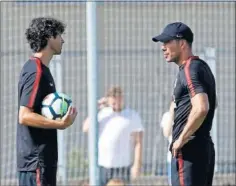  ??  ?? COMPLICIDA­D. Tiago, junto a Simeone en un entrenamie­nto.