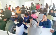  ??  ?? Algunos de los centroamer­icanos albergados en la Casa Senda de Vida desean quedarse unos días en Reynosa para buscar trabajo, dice responsabl­e del refugio.