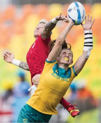  ?? LUCAS OLENIUK/TORONTO STAR FILE PHOTO ?? Canadian Jen Kish battles Australia’s Chloe Dalton during Olympic rugby sevens semifinal action in Rio.