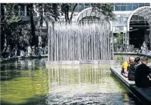  ?? ?? Das Wasser im Brunnen – der vom Künstler Horst Antes gestaltet wurde – ist grün.