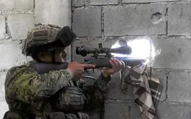  ?? —REUTERS ?? SNIPING AT REBELS An Army sniper belonging to the 2nd Mechanized Infantry Division trains his sights on rebels belonging to the Bangsamoro Islamic Freedom Fighters in Maguindana­o province.