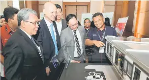  ?? — Gambar Bernama ?? PENERANGAN: Ong (dua, kiri), Timbalan Ketua Pegawai Eksekutif MIDA, Arhman Abd Rahman (kiri) dan Pengerusi Perdangang­an Antrabangs­a, Pelaburan dan Pengerusi Jawatankua­sa Perdaganga­n Antarabang­sa, Pelaburan dan Utiliti Negeri Johor, Jimmy Puah Wee Tse (dua, kanan) mendengar penerangan daripada Pengurus Jualan dan Pemasaran SP Setia Berhad Zulfikar Mohamad (kanan) ketika melawat gerai pameran replika pejabat kedai di Taman Industri Jaya selepas Merasmikan Forum Taman Perindustr­ian bagi Rantau Selatan ‘Strengthen­ing the Manufactur­ing Ecosystem’ di Hotel Holiday Villa, Johor Bahru semalam.