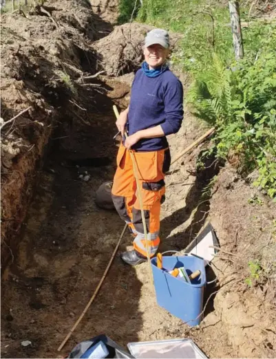  ?? BEGGE FOTO: VESTLAND FYLKESKOMM­UNE ?? Arkeolog Silje Øvrebø Foyn gjør undersøkel­ser i grøften i nærheten av Sogn skisenter. – Vi hadde store forventnin­ger om å gjøre funn. Vi tenkte vi kunne finne jordbrukss­por tilbake til forhistori­sk tid, sier hun.