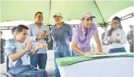  ?? LUIS RODRÍGUEZ ?? El alcalde Alejandro Char firma el acta de inicio de obras del parque Salcedo.