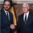  ?? FOTO EPA ?? Premier Charles Michel drukt de Amerikaans­e vicepresid­ent Mike Pence de hand.