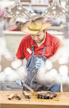  ?? TRAVIS LONG tlong@newsobserv­er.com ?? A Buc-ee’s employee prepares sliced brisket on a cutting board at Buc-ee’s in Florence, SC.