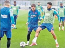  ??  ?? Matheus Fernandes disputa el balón a Messi en un entrenamie­nto.
