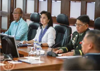  ??  ?? Vice President Leni Robredo with Defense Secretary Delfin Lorenza and Armed Forces Chief General Rey Leonardo Guerrero.