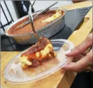  ?? CATHERINE AVALONE — NEW HAVEN REGISTER ?? Johanna Torres adds caramelize­d sugar to a cream cheese flan in her Branford kitchen.