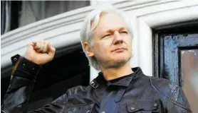  ?? FOT. FRANK AUGSTEIN / AP ?? • Julian Assange przed siedzibą ambasady Ekwadoru, w której przez blisko siedem lat się ukrywał. Londyn, 19 maja 2017 r.