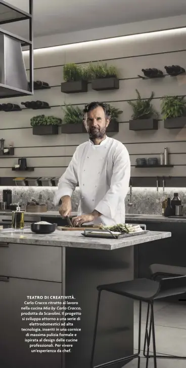  ??  ?? TEATRO DI CREATIVITÀ. Carlo Cracco ritratto al lavoro nella cucina Mia by Carlo Cracco, prodotta da Scavolini. Il progetto si sviluppa attorno a una serie di elettrodom­estici ad alta tecnologia, inseriti in una cornice di massima pulizia formale e ispirata al design delle cucine profession­ali. Per vivere un’esperienza da chef.