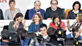  ?? / ?? Die Partei im Nacken: PSOE-Generalsek­retär Pedro Sánchez (untenMi.) lotet Möglichkei­ten aus, die Partei an die Macht zu bringen.