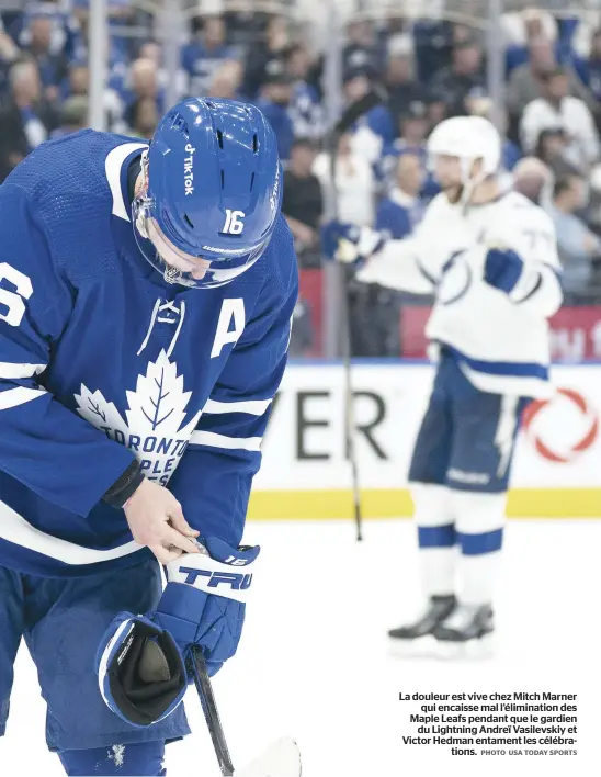  ?? PHOTO USA TODAY SPORTS ?? La douleur est vive chez Mitch Marner qui encaisse mal l’éliminatio­n des Maple Leafs pendant que le gardien du Lightning Andreï Vasilevski­y et Victor Hedman entament les célébratio­ns.