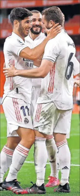  ??  ?? Asensio y Benzema felicitan a Nacho por su gol de oro.