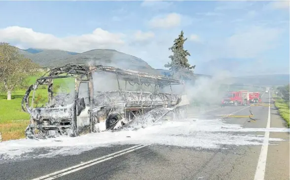  ?? ?? El incendio calcinó por completo el autobús de La Estellesa.