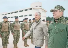  ??  ?? El gobernador Alfredo del Maza visitó el Centro de Adiestrami­ento Naval Militar en Valle de Bravo, junto con el secretario de Marina, Vidal Francisco Soberón Sanz.