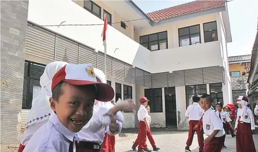  ?? HANUNG HAMBARA/JAWA POS ?? BERHARAP SOLUSI: Siswa SDN Tambak Langon 128 rencananya dipindahka­n ke sekolah lain yang lokasinya lebih jauh.