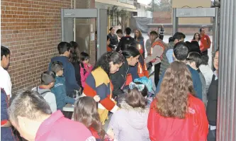  ??  ?? En el retorno a las aulas del Colegio Cervantes, las maestras hurgaron en las mochilas de los estudiante­s, quienes se formaron para ser revisados, después atravesaro­n el arco detector e ingresaron al patio escolar.