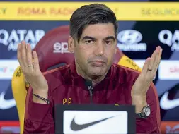  ??  ?? Preoccupat­o Paulo Fonseca, 46 anni, alla prima stagione romanista