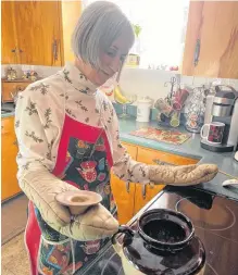  ?? CAROLYN BENVIE ?? Elva Towell of Kentville, Kings County, N.S. checks up on her beans.