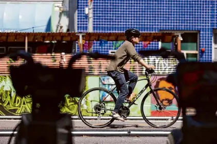  ?? Scott Strazzante/The Chronicle ?? David Quinby, owner of Amado’s, says a bike lane installed in May on Valencia Street eliminated parking spaces and consequent­ly foot traffic, leading to an 80% drop in revenue.