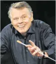  ?? FOTO: DPA ?? Markus Thiel: Mariss Jansons. Ein leidenscha­ftliches Leben für die Musik, Piper Verlag 2020, 25 Euro, E-Book 22,99 Euro. Ein Musiker mit Leib und Seele: der lettische Dirigent Mariss Jansons bei einem Konzert im Jahr 2011.