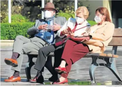  ?? ALBERTO DOMÍNGUEZ ?? Ciudadanos disfrutan de un domingo al sol con mascarilla­s.