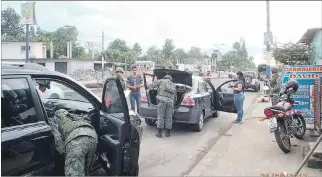 ?? CORTESÍA ?? El Carmen. Los militares, con apoyo de agentes de tránsito, hicieron la revisión de vehículos.