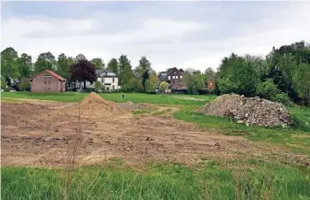  ?? RP-FOTO:MVO ?? Baugrund für mehr als 50 Wohneinhei­ten im Karree Stadion-, Willy-Brandt-, Merowinger­straße und Lindenalle­e.