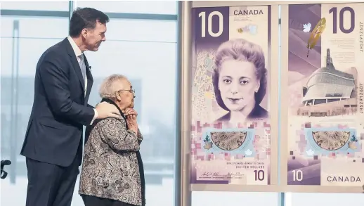  ?? - La Presse canadienne: Darren Calabrese ?? Wanda Robson admire le nouveau billet de 10$ à l’effigie de sa soeur Viola Desmond en compagnie du ministre fédéral des Finances, Bill Morneau.