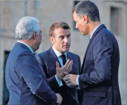  ?? / JUANJO MARTÍN (EFE) ?? Emmanuel Macron, ayer entre el primer ministro de Portugal, António Costa, y el presidente español Pedro Sánchez durante la cumbre de países del sur de Europa en La Valeta (Malta).