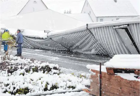  ?? FOTO: THOMAS WARNACK ?? Die Schneelast hat das Festzelt in Zell zusammenge­drückt.