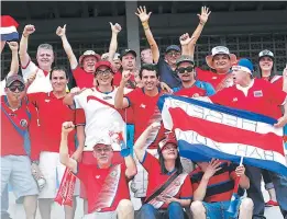  ??  ?? APOYO. Los costarrice­nses no fueron ni el cinco por ciento en el estadio, pero gritaron con todo.