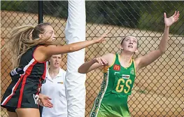  ?? ?? Right: Leongatha’s Jessica Edgar moves for a lob pass over Warragul’s Renee Nobelius in A grade.
Leongatha won 3827 after a competitiv­e game.