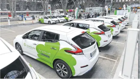  ?? FOTO: HENDRIK SCHMIDT/DPA ?? Fahrzeuge des Mobilitäts­anbieters Clevershut­tle an einer Sammelstel­le in Leipzig: Die Bundesregi­erung machte es neuen Anbietern von Taxialtern­ativen lange Zeit nicht leicht – derzeit sind sie meist nur mit befristete­n Ausnahmere­gelungen unterwegs. Das soll sich nun ändern.