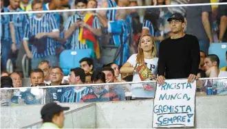  ?? Daniel Marenco/ Folhapress ?? Torcedores gremistas, em pequeno número no Maracanã, também levaram cartazes