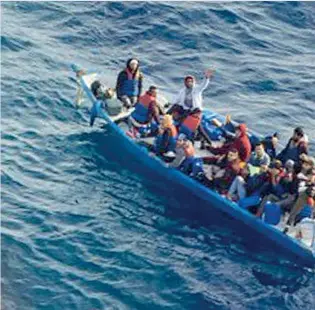  ??  ?? Dall’alto L’imbarcazio­ne con venti persone in difficoltà al largo della Libia. Secondo Alarm Phone in 8 risultano dispersi