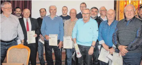  ?? SZ-FOTOS: KÖ ?? Die geehrten Mitglieder des Bezirksfis­cherei-Vereins Ehingen präsentier­en stolz ihre Urkunden.