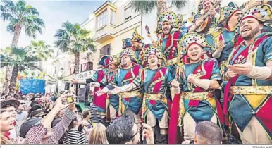  ?? GERMÁN MESA ?? El coro ‘Los luciérnaga­s’ en el carrusel de La Viña.