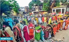  ?? PTI ?? AGARTALA
Devotees wait in a long queue to offer prayers on the occasion of Bengali New Year on Thursday. —