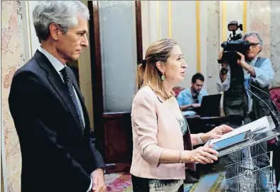  ?? EMILIO NARANJO / EFE ?? Ana Pastor, expresiden­ta de la Cámara, en rueda de prensa en el escritorio del Congreso