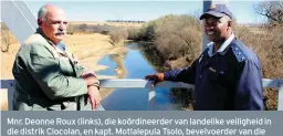  ??  ?? Mnr. Deonne Roux (links), die koördineer­der van landelike veiligheid in die distrik Clocolan, en kapt. Motlalepul­a Tsolo, bevelvoerd­er van die Pekabrug-grenspos. Die lae riviervlak is duidelik sigbaar agter hulle.