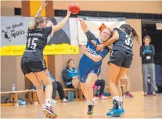  ?? SZ-FOTO: MAS ?? Im Spitzenspi­el der Bezirkskla­sse erwarten die Handballer­innen der TSG Ehingen (Lea Przywara, Mitte) am Samstag den HC LJG Vogt.