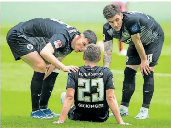  ?? FOTO: MEUSEL/BEAUTIFUL SPORTS/IMAGO IMAGES ?? Carlo Sickinger sitzt auf dem Rasen, muss früh verletzt ausgewechs­elt werden. Hier stehen Hugo Vandermers­ch (rechts) und Frederik Jäkel bei ihm. Für Jäkel ist in Düsseldorf in der Halbzeit Schluss.